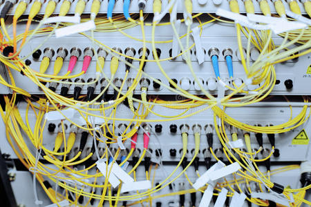 廣西科毅光開關(guān)在數(shù)據(jù)中心與軍工通信場(chǎng)景應(yīng)用部署圖